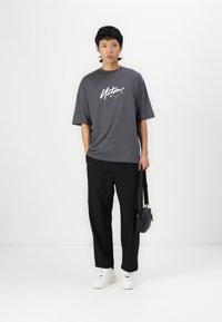Redefined Rebel NEIL PANTS CROPPED COMFORT - Hlače - black