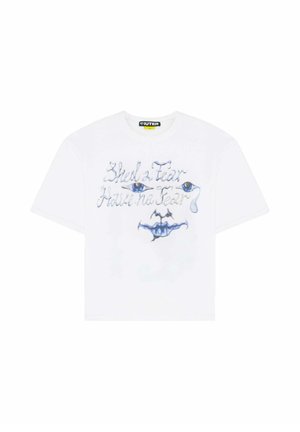 Maglietta bianca a maniche corte con occhi blu stilizzati, una lacrima, labbra e testo in corsivo con la scritta "She’s a Fear Have No Fear" sul davanti.
