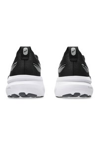 Zwarte hardloopschoenen met een gestructureerd bovenwerk, een witte tussenzool en een zwarte rubberen buitenzool. Bevat een logo op de hiel en reflecterende accenten.