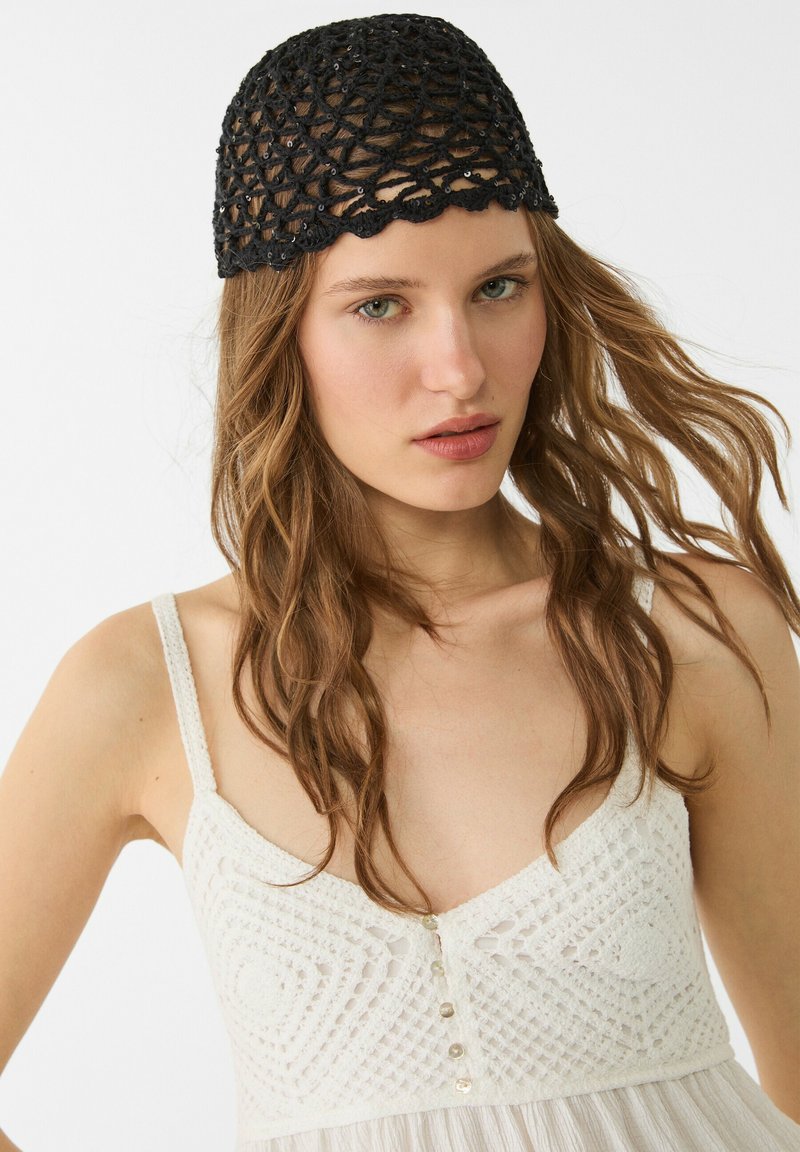 Stradivarius SEQUINNED SKULL - Šešir - black