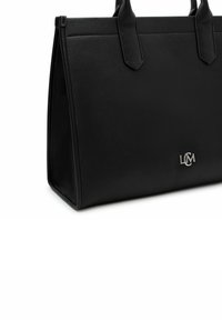 Borsa a tracolla in pelle nera con superficie texturizzata, dotata di due manici e un logo metallico sulla parte frontale. Forma rettangolare strutturata.