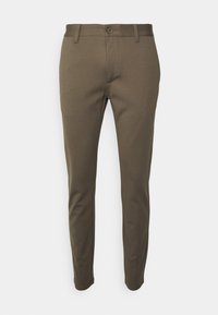 Pantaloni slim-fit verde oliva realizzati in tessuto morbido. Presentano una chiusura con bottone, passanti per cintura e una texture liscia senza motivi visibili.
