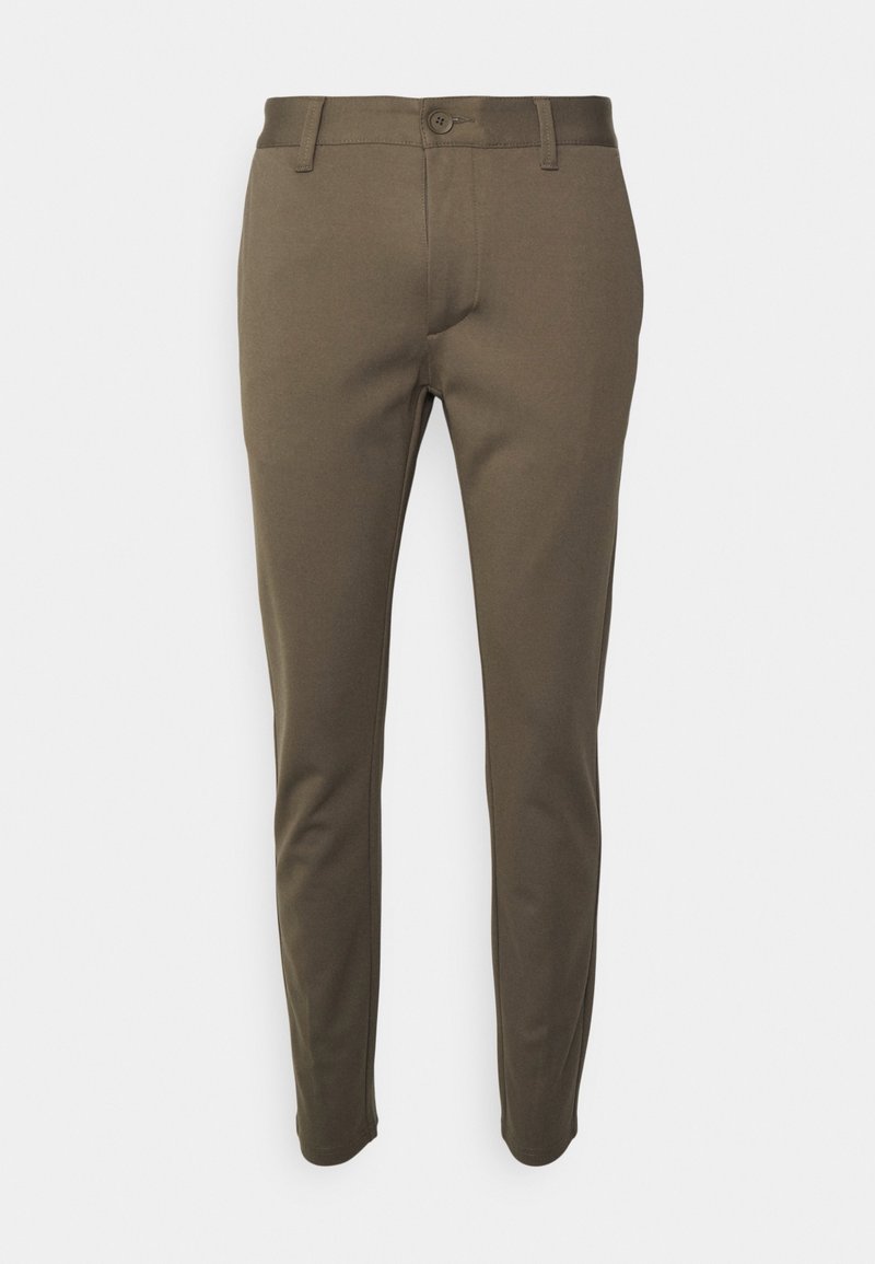 Pantaloni slim-fit verde oliva realizzati in tessuto morbido. Presentano una chiusura con bottone, passanti per cintura e una texture liscia senza motivi visibili.
