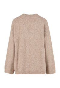 Béžový měkký pletený svetr s dlouhými rukávy, žebrovaným kulatým výstřihem, manžetami a lemem, zobrazený zezadu na bílém pozadí.