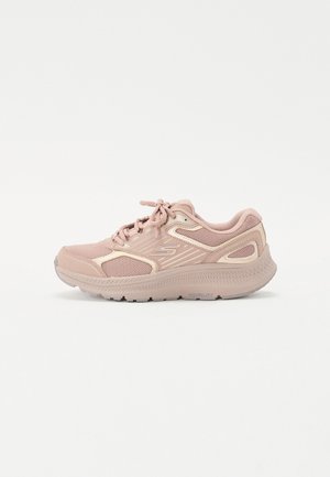 Zapatilla de correr de color rosa claro con superposiciones de malla y sintético, puntera redondeada, suela texturizada y sistema de cordones; presenta acentos reflectantes.
