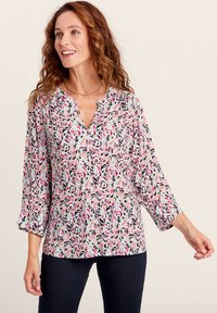 Blusa multicolore con motivo floreale, scollatura a V e maniche a tre quarti. Tessuto leggero con una texture morbida.