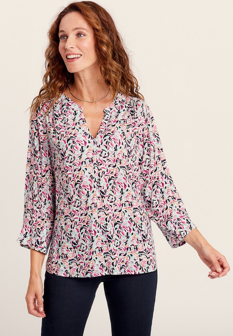Blusa multicolore con motivo floreale, scollatura a V e maniche a tre quarti. Tessuto leggero con una texture morbida.