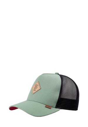 Cappello da baseball verde con retro in rete nera, patch del logo marrone sulla parte anteriore e piccola etichetta marrone sul bordo del visiera.