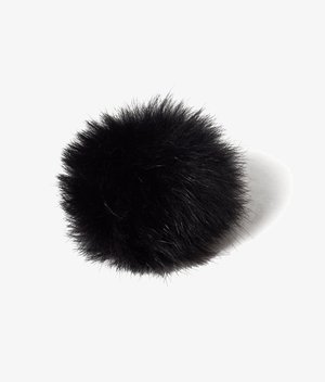 Schwarzer Pelz-Pompon, runde Form, weiche Textur, dichte Fasern und eine glatte Oberfläche, mit einem Durchmesser von etwa 7-10 cm.