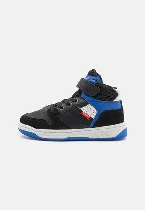 Zapatillas altas negras con detalles en azul, que presentan gamuza texturizada y materiales sintéticos, cierre de cordones y Velcro, suela blanca y detalle del logo.