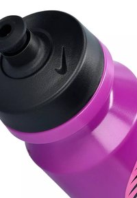 Borraccia sportiva Nike con corpo viola lucido, tappo a vite nero e beccuccio, con un piccolo logo nero sulla parte superiore.