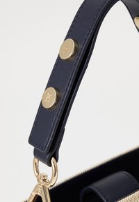 Tommy Hilfiger HERITAGE MINI SATCHEL - Handtas - space blue/canvas