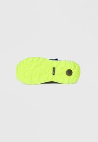 Semelle de chaussure en caoutchouc jaune vif, avec un motif de grip texturé et un détail de logo. La partie supérieure est bleu marine et maintenue par des sangles.