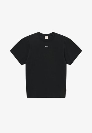 Czarny t-shirt z krótkim rękawem i okrągłym dekoltem, z małym białym logo pisanego kursywą umieszczonym na środku w pobliżu kołnierza na białym tle.