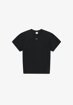 Czarny t-shirt z krótkim rękawem i okrągłym dekoltem, z małym białym logo pisanego kursywą umieszczonym na środku w pobliżu kołnierza na białym tle.