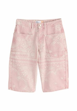 Pink denimshorts med hvid paisleyprint, store forlommer med lap, bæltestropper og knaplukning.