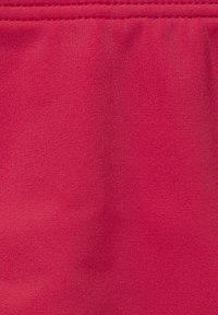 Helles pinkes Gewebe mit glatter Textur und leichtem Glanz. Es hat eine subtile Dehnung und ist dicht gewebt, mit feinen Details.