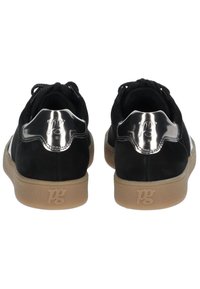 Schwarze Wildleder-Sneaker mit metallischen silbernen Akzenten an der Ferse, ausgestattet mit einer Gummisohle und einem Logo an der Fersenlasche.