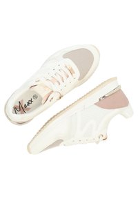 Baskets pour femmes blanches et beiges avec panneaux en mesh, design à lacets, accents métalliques et semelles en caoutchouc, taille 37.