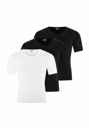 Zwei schwarze und ein weißes schlichtes kurzärmeliges V-Ausschnitt-T-Shirt, überlappend auf weißem Hintergrund angeordnet.