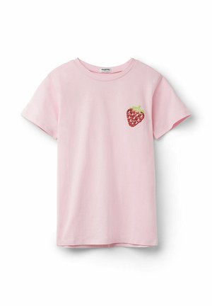 Camiseta de manga corta de color rosa claro con un pequeño parche de fresa de lentejuelas en el pecho izquierdo, cuello redondo, fondo liso.