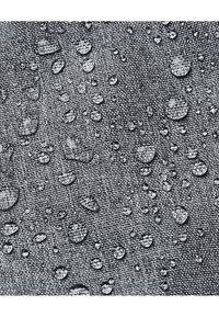 Tissu gris texturé avec des gouttes d'eau à la surface, mettant en valeur un motif tissé et une finition mate.