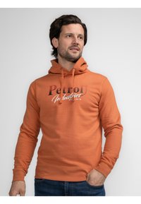 Felpa con cappuccio in arancione ruggine, con grafica frontale "Petrol Industries," cordini, maniche lunghe e polsini e orlo a coste.
