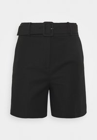 Pantalones cortos negros con un cinturón de hebilla cuadrada, diseño estructurado y textura suave. Corte estándar con bolsillos laterales.