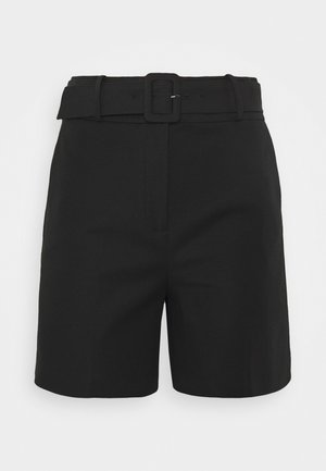 Pantaloni corti neri con una cintura a fibbia quadrata, design strutturato e texture liscia. Vestibilità standard con tasche laterali.