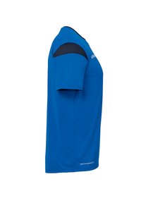 Camiseta deportiva azul hecha de tela transpirable, con mangas cortas, cuello redondo y un acento negro en el hombro.