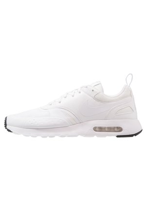 Biała tenisówka Nike Air Max z widoczną poduszką powietrzną w podeszwie, siateczkową i syntetyczną cholewką oraz pętelką na pięcie.