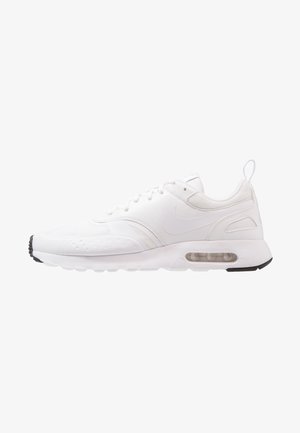 Biała tenisówka Nike Air Max z widoczną poduszką powietrzną w podeszwie, siateczkową i syntetyczną cholewką oraz pętelką na pięcie.