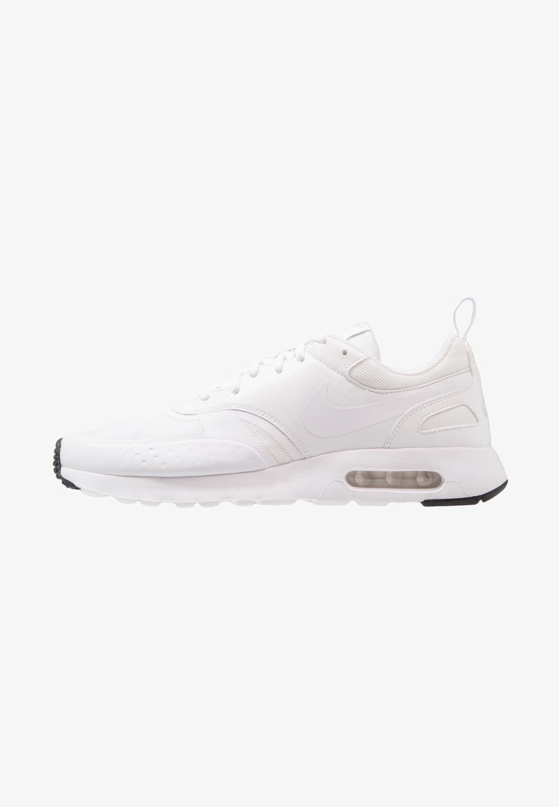 Basket blanche Nike Air Max avec coussin d'air visible dans la semelle, dessus en mesh et synthétique, et languette au talon.
