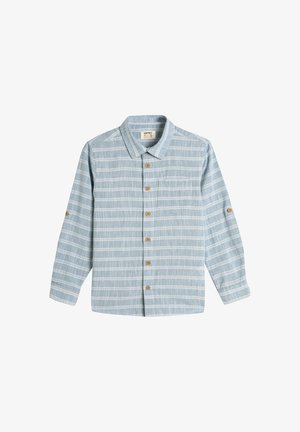 Jasno niebieska koszula z długim rękawem z poziomymi białymi paskami, kołnierzykiem, zapięciem na guziki z przodu i kieszonką na piersi. Wykonana z teksturowanej tkaniny.