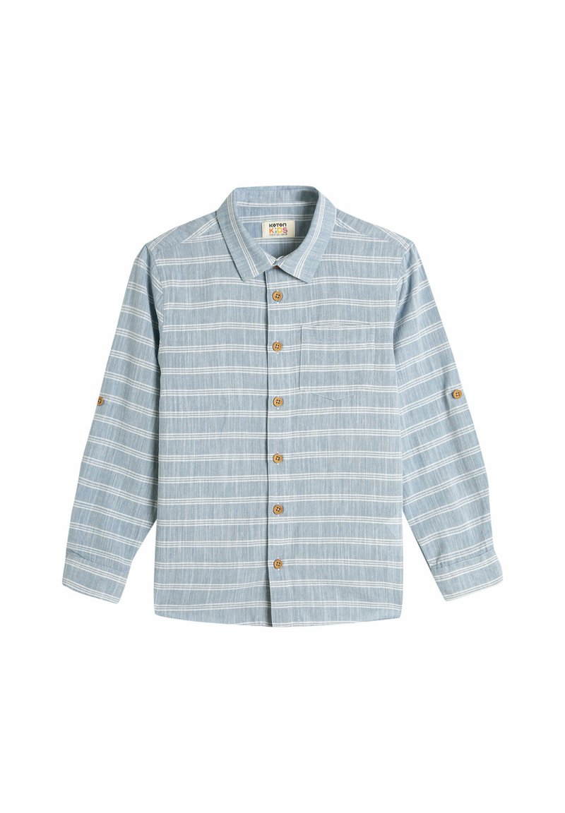 Camisa de manga larga azul claro con rayas blancas horizontales, cuello, botones en la parte delantera y bolsillo en el pecho. Confeccionada en tela texturizada.