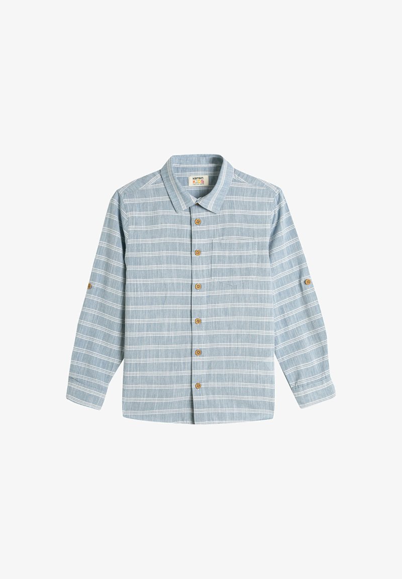 Camisa de manga larga azul claro con rayas blancas horizontales, cuello, botones en la parte delantera y bolsillo en el pecho. Confeccionada en tela texturizada.