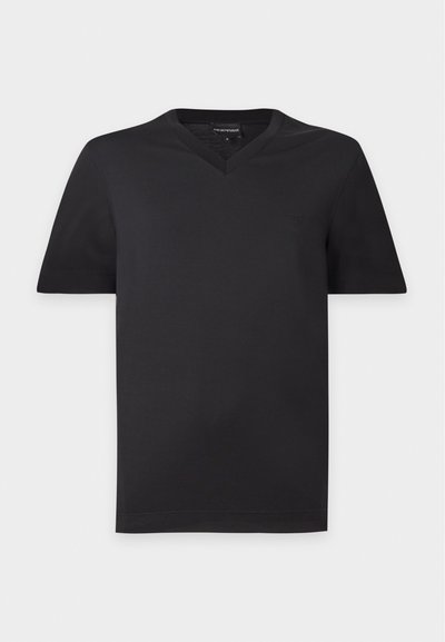 Μαύρο ανδρικό T-shirt με κοντά μανίκια και V-λαιμόκοψη με διακριτικό λογότυπο στο στήθος, πάνω σε απλό φωτεινό φόντο.