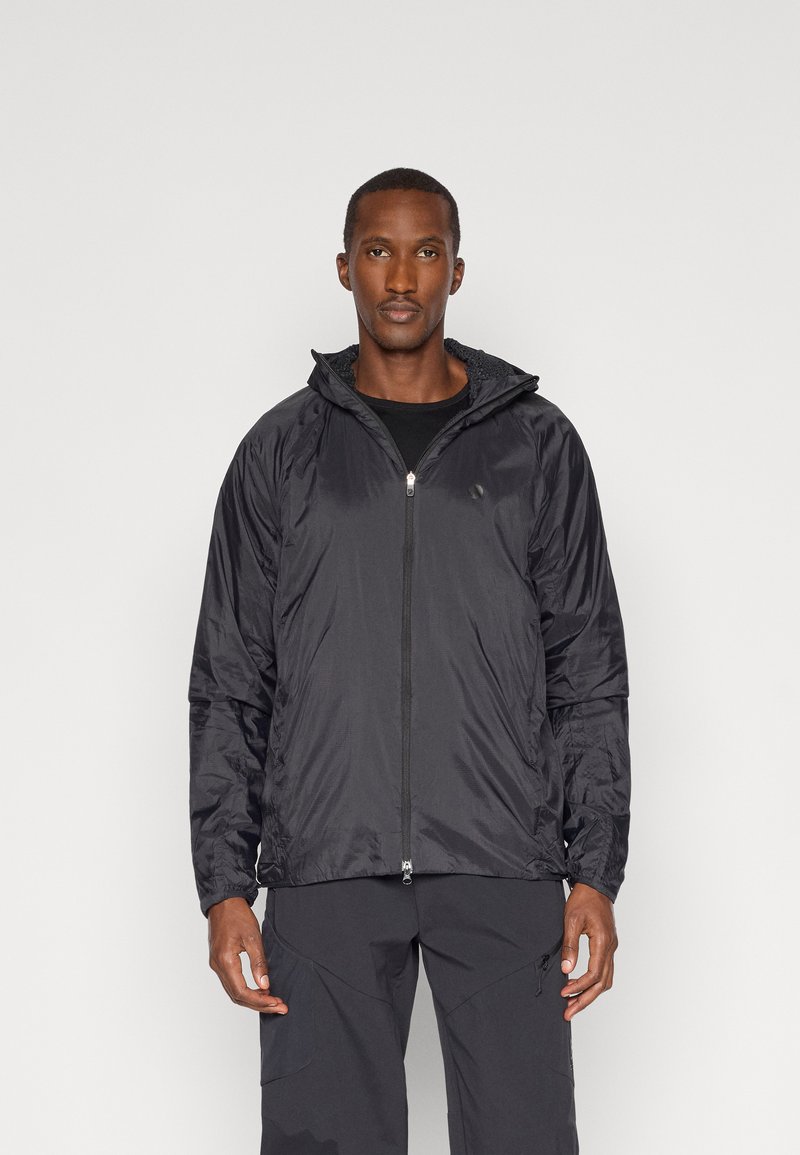 Must must jacket kapuutsiga, millel on ees zipper, tekstureeritud kangas ja elastseid varrukaid, kantud musta särk üle.