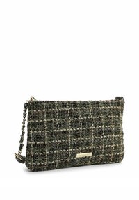 Clutch in tweed verde e grigio con trama, con tracolla a catena dorata e piccola placca con logo. Forma rettangolare con chiusura a cerniera.