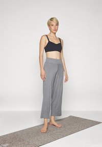 Yogasearcher RAVANA FLOWY PANTS - Tepláky - grey