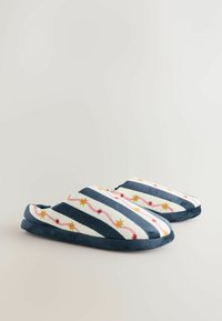 Pantofole in tessuto con motivo a righe in blu navy, bianco, rosa e stelle dorate; materiale morbido e peluche con design a punta arrotondata.