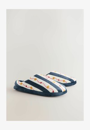 Papuci textile cu un model în dungi, în nuanțe de albastru închis, alb, roz și stele aurii; material moale și plușat cu design cu vârf rotund.