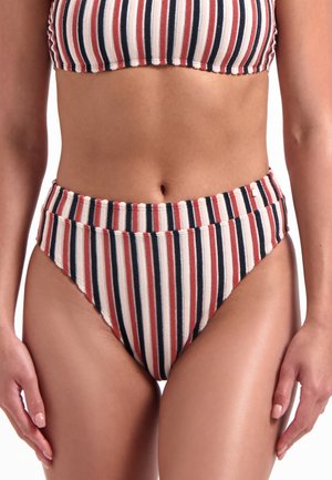 Slip da bagno a vita alta con strisce verticali in rosso, blu navale e crema. Realizzato in un morbido tessuto testurizzato con una fascia larga in vita.