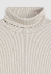Beige bordázott garbós felső, magas gallérral és puha textúrával, finom függőleges csíkokkal, amelyek diszkrét mintázatot alkotnak.