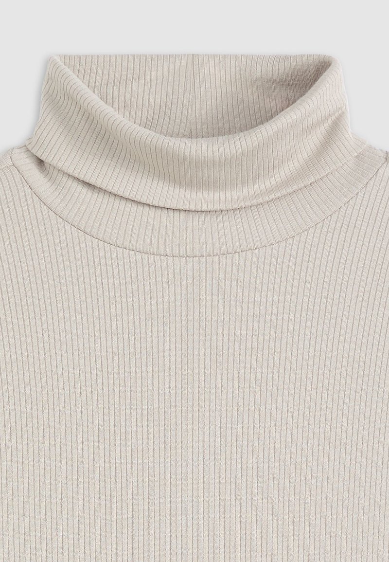 Beige gerippter Rollkragenpullover mit hohem Kragen und weicher Textur, versehen mit feinen vertikalen Streifen, die ein dezentes Muster bilden.