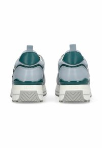 Paire de baskets grises et turquoise vues de dos, avec des semelles blanches épaisses et des motifs de crampons gris.