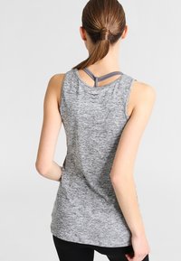 Grau sportliches Tanktop mit melierter Textur, das eine einzigartige Doppelträger-Detail im Rücken und eine lockere Passform aufweist.