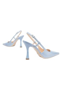 Décolleté in vernice blu chiaro con punta affusolata, sottili cinturini alla caviglia e tacchi a spillo stretti. Texture liscia e accenti sottili.