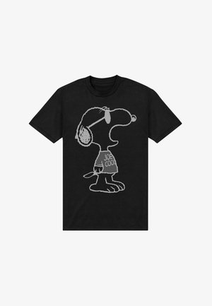 Sort T-shirt med en grå kontur af Snoopy, der bærer solbriller og en "Joe Cool" T-shirt, stående i profil med den ene arm ned.