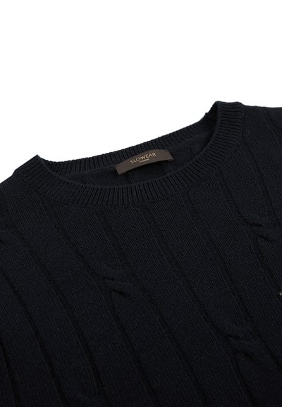 Dunkelblauer Pullover mit geripptem Stoff und Zopfmuster. Verfügt über einen Rundhalsausschnitt und ein Etikett mit der Aufschrift "SLOWEAR."